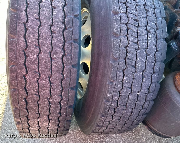 image for item EJ6896 2014 International  ProStar Plus 122 semi truck