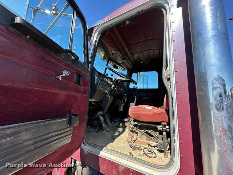 image for item EJ6898 1988 Peterbilt  379 semi truck