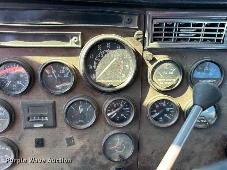 image for item EJ6898 1988 Peterbilt  379 semi truck