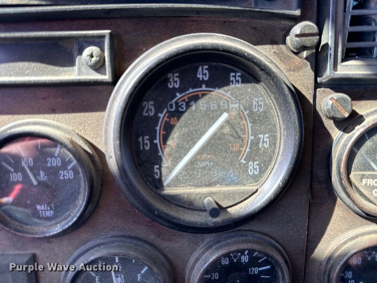 image for item EJ6898 1988 Peterbilt  379 semi truck