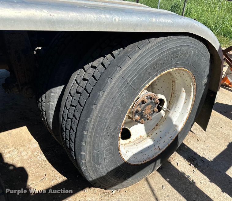 image for item EJ6898 1988 Peterbilt  379 semi truck