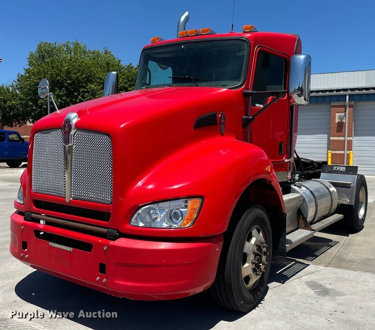image for item EJ6905 2016 Kenworth T400 semi truck