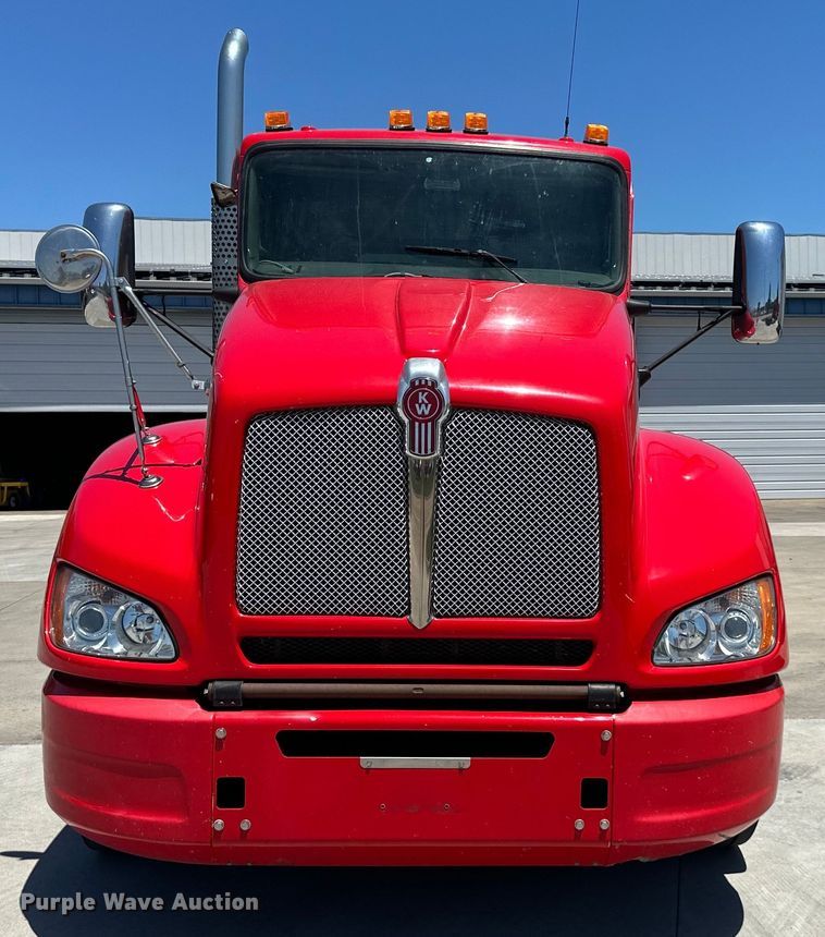 image for item EJ6905 2016 Kenworth T400 semi truck