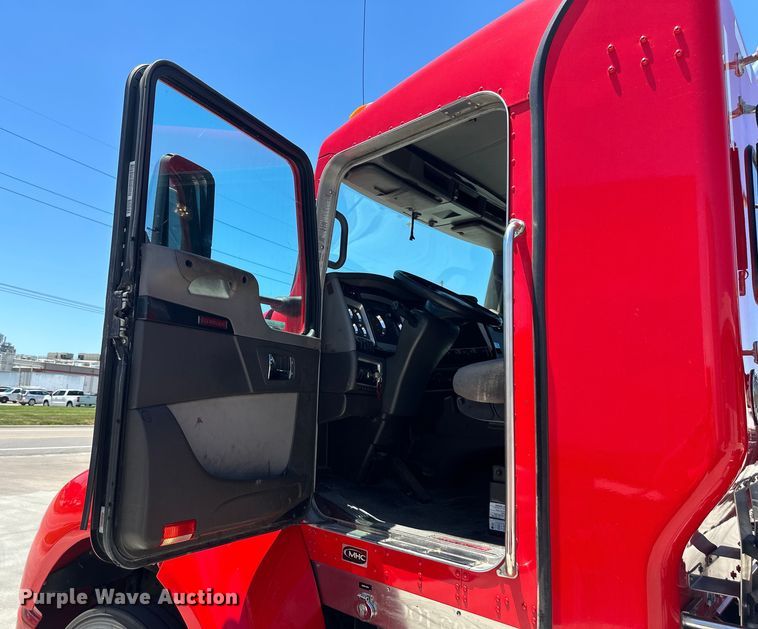 image for item EJ6905 2016 Kenworth T400 semi truck