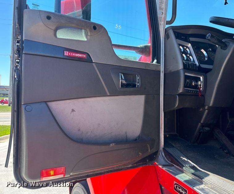 image for item EJ6905 2016 Kenworth T400 semi truck