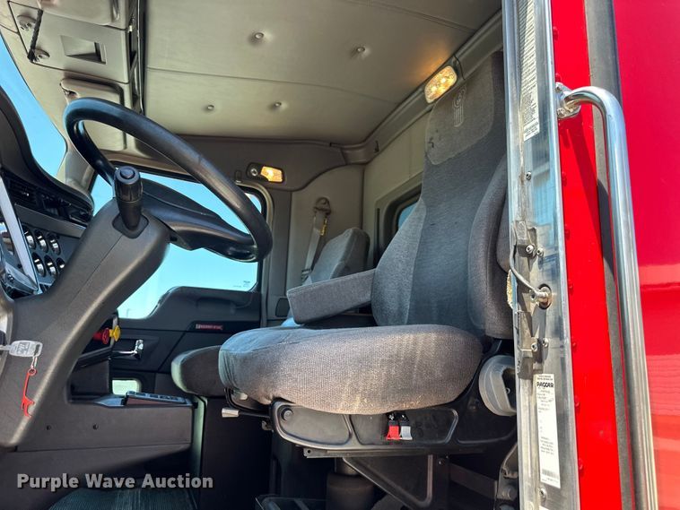 image for item EJ6905 2016 Kenworth T400 semi truck