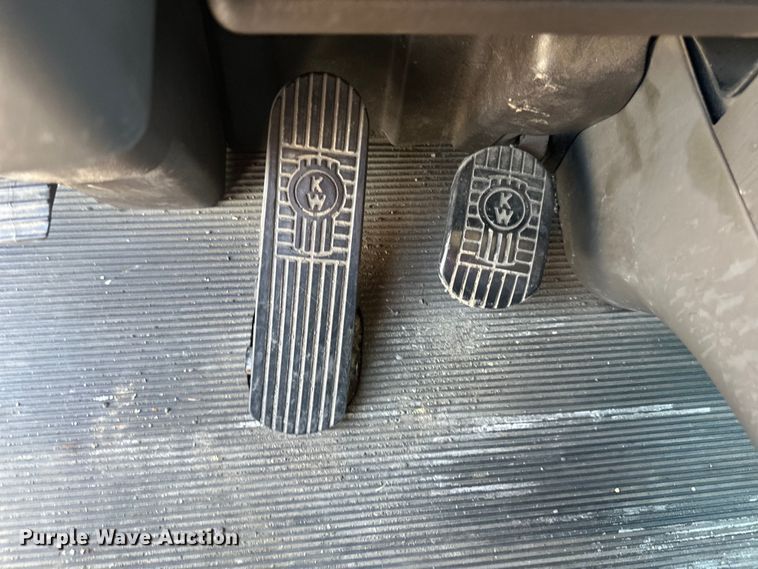 image for item EJ6905 2016 Kenworth T400 semi truck