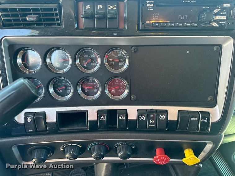 image for item EJ6905 2016 Kenworth T400 semi truck