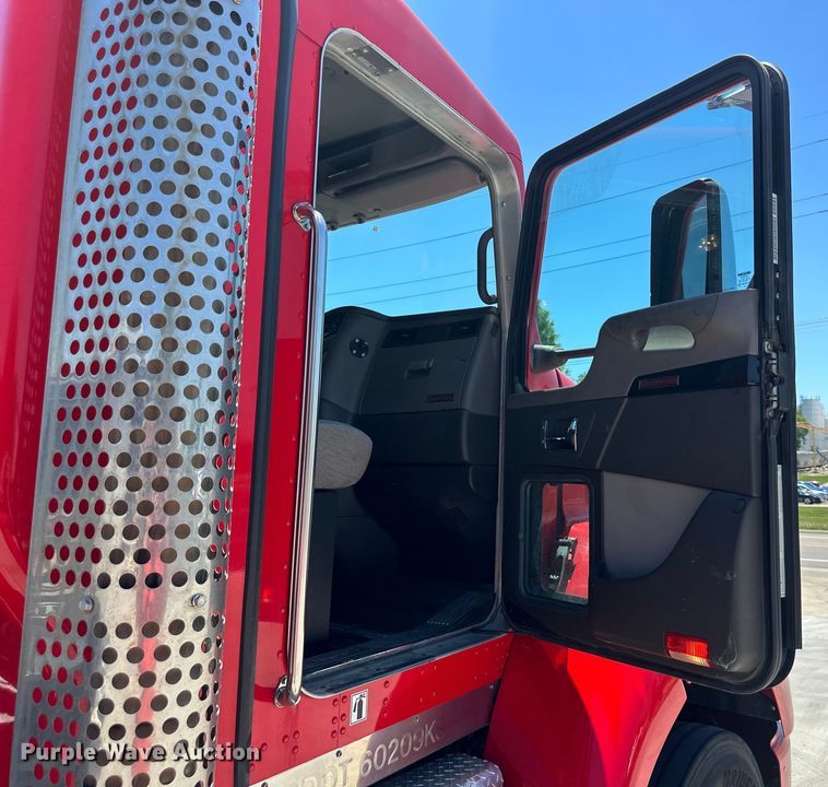 image for item EJ6905 2016 Kenworth T400 semi truck