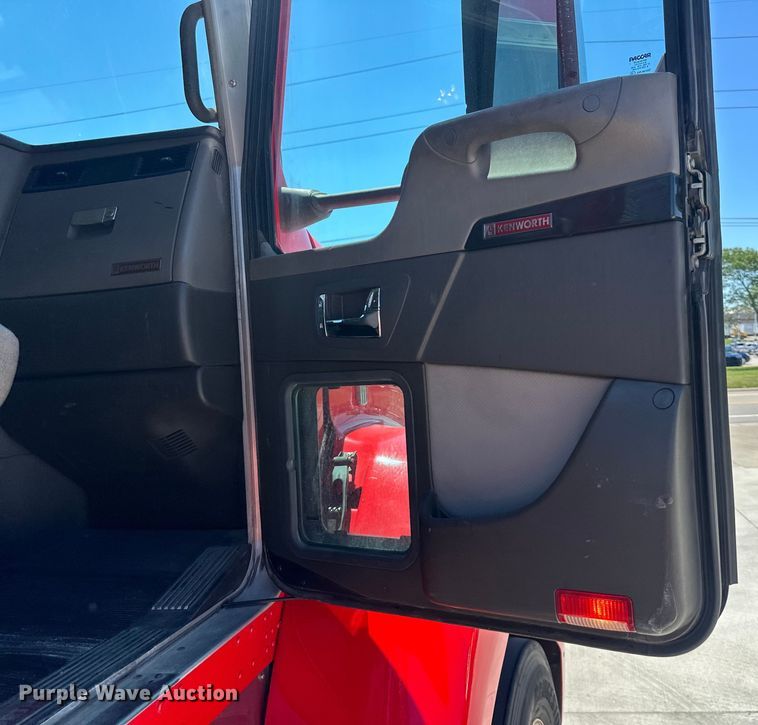 image for item EJ6905 2016 Kenworth T400 semi truck