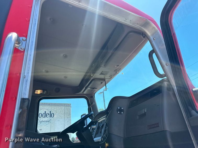 image for item EJ6905 2016 Kenworth T400 semi truck