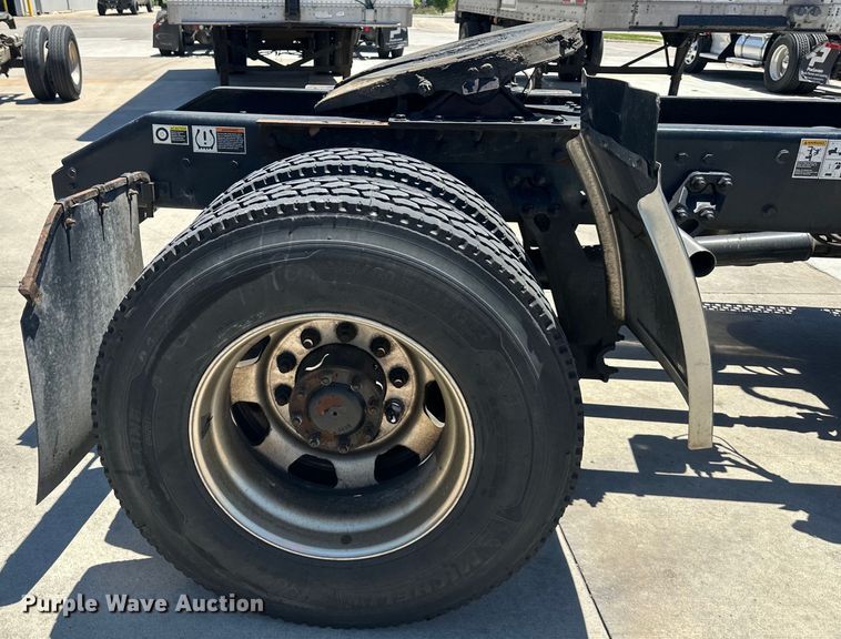 image for item EJ6905 2016 Kenworth T400 semi truck