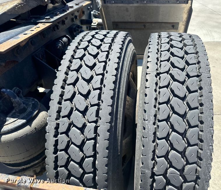 image for item EJ6905 2016 Kenworth T400 semi truck