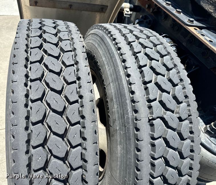 image for item EJ6905 2016 Kenworth T400 semi truck