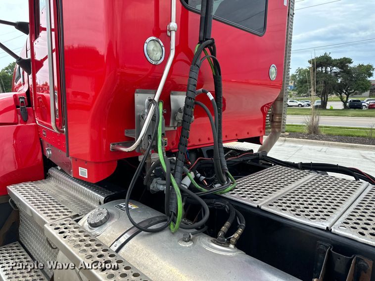 image for item EJ6988 2016 Kenworth  T400 semi truck