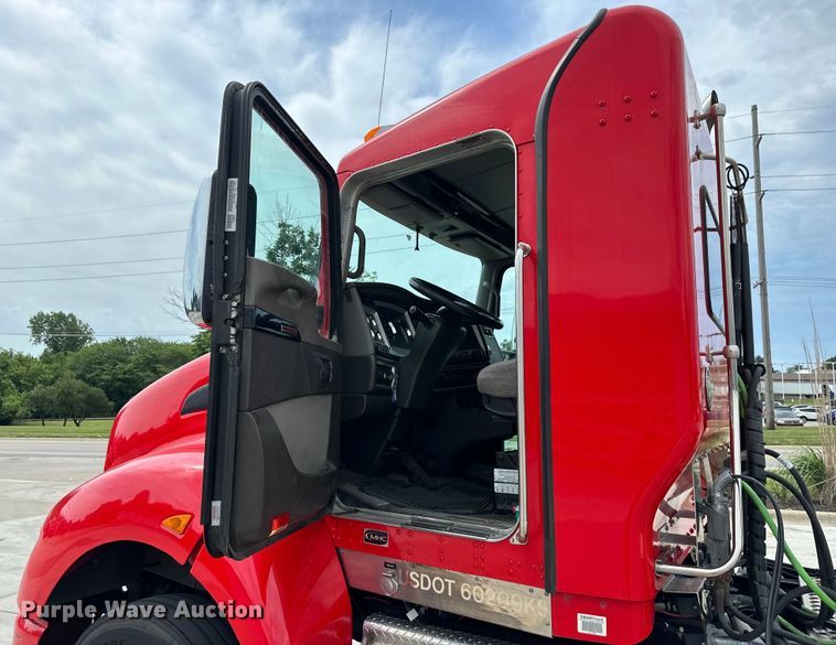 image for item EJ6988 2016 Kenworth  T400 semi truck