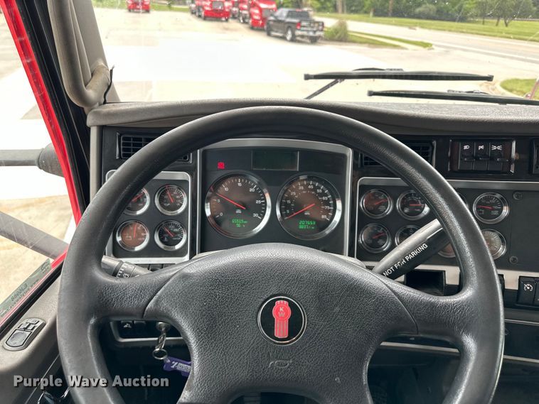 image for item EJ6988 2016 Kenworth  T400 semi truck