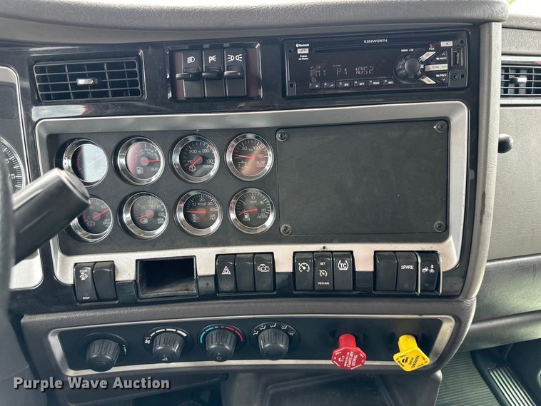 image for item EJ6988 2016 Kenworth  T400 semi truck