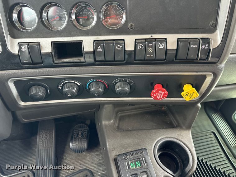 image for item EJ6988 2016 Kenworth  T400 semi truck