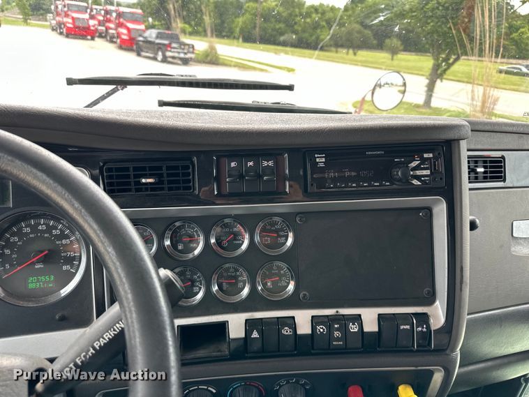 image for item EJ6988 2016 Kenworth  T400 semi truck