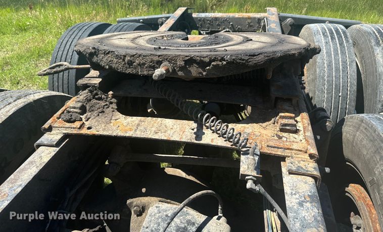 image for item EK1407 2001 Freightliner  CST120 semi truck