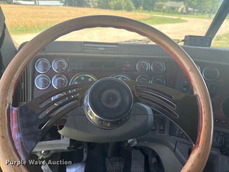 image for item EK1407 2001 Freightliner  CST120 semi truck