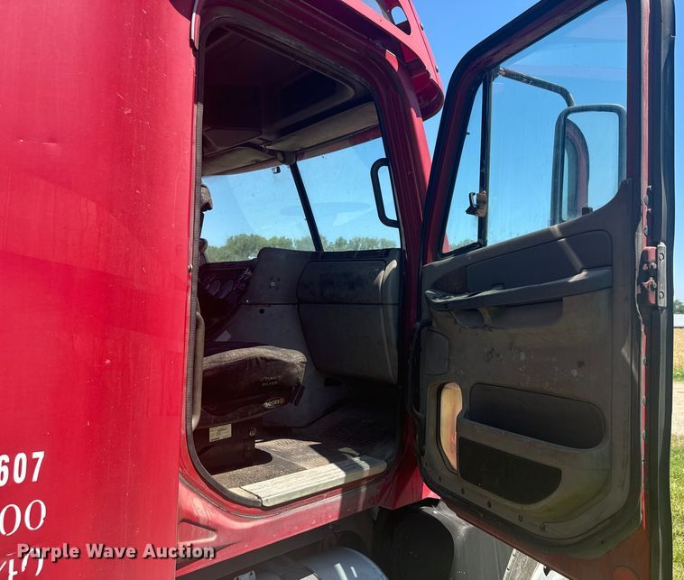 image for item EK1407 2001 Freightliner  CST120 semi truck