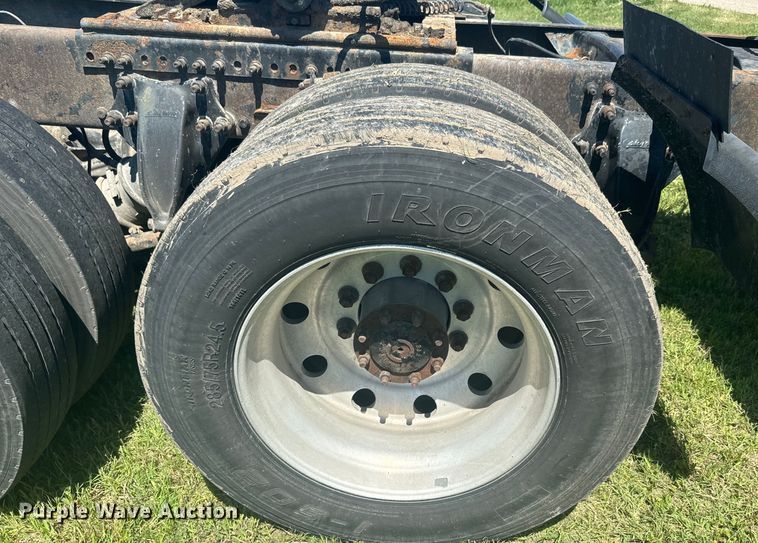 image for item EK1407 2001 Freightliner  CST120 semi truck