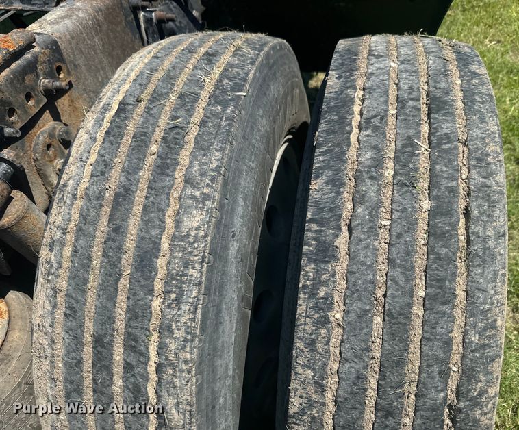 image for item EK1407 2001 Freightliner  CST120 semi truck