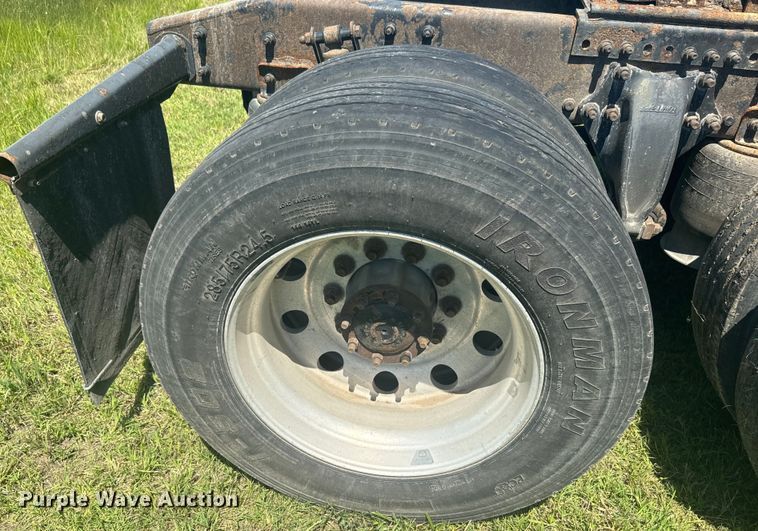 image for item EK1407 2001 Freightliner  CST120 semi truck