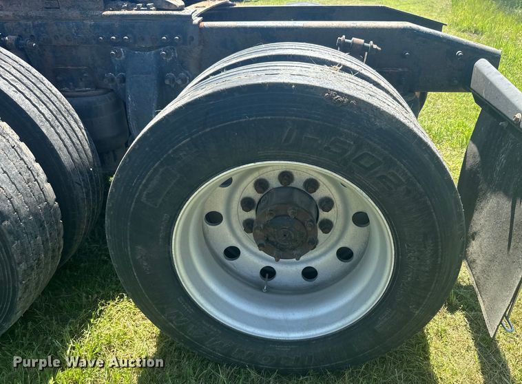 image for item EK1407 2001 Freightliner  CST120 semi truck