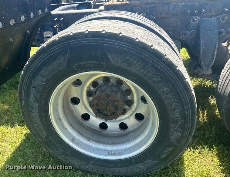 image for item EK1407 2001 Freightliner  CST120 semi truck