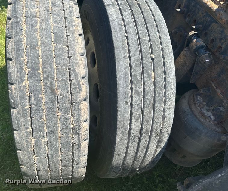 image for item EK1407 2001 Freightliner  CST120 semi truck