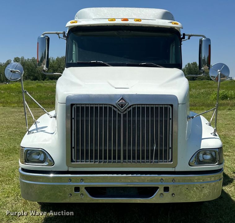 image for item EK1408 2003 International  9200i semi truck