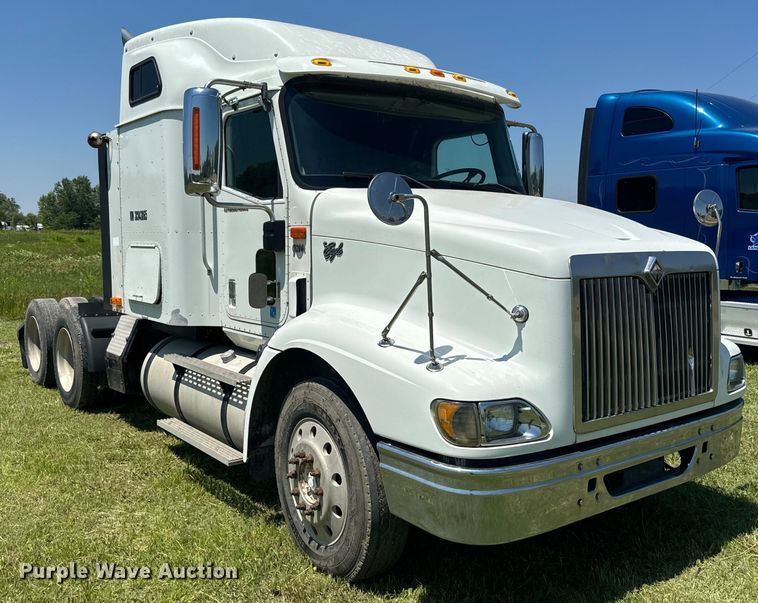 image for item EK1408 2003 International  9200i semi truck