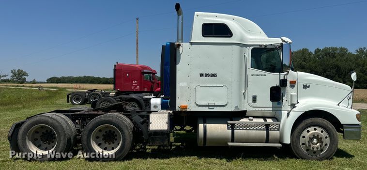 image for item EK1408 2003 International  9200i semi truck