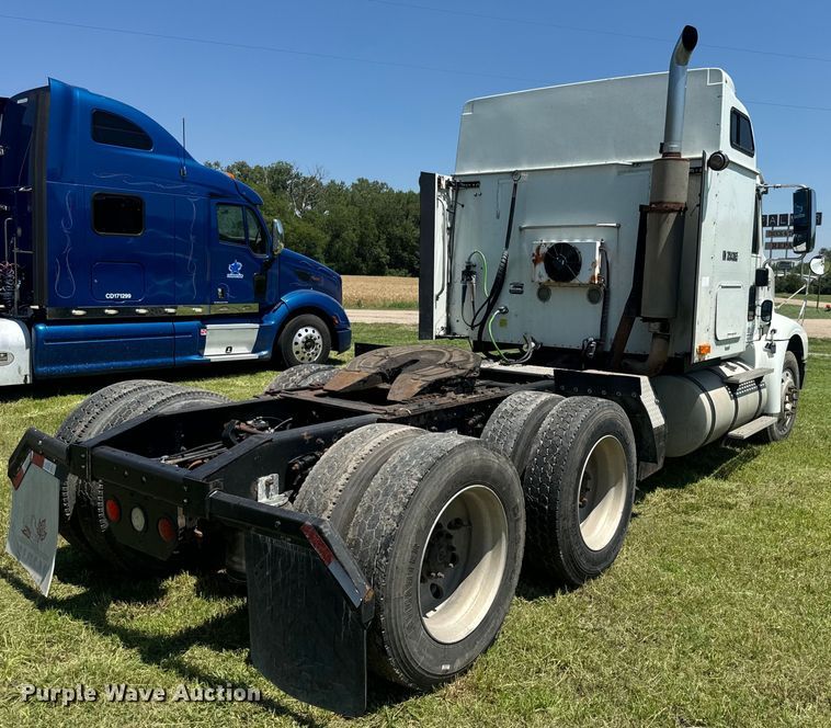 image for item EK1408 2003 International  9200i semi truck