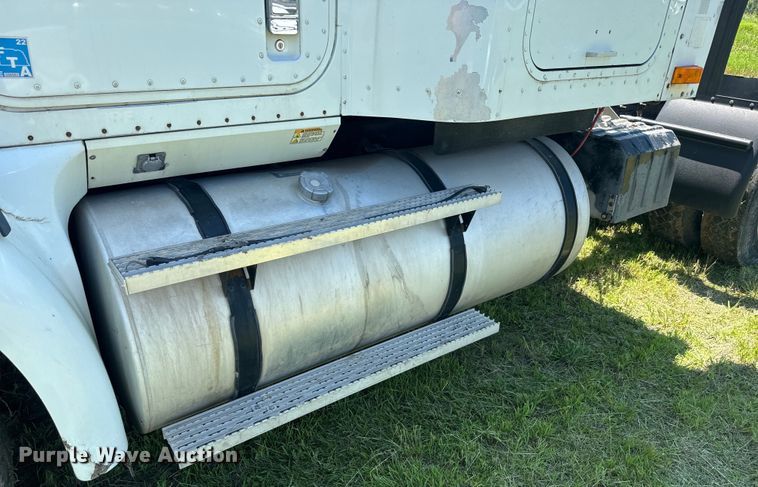 image for item EK1408 2003 International  9200i semi truck