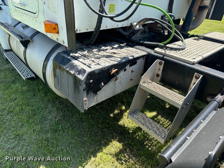 image for item EK1408 2003 International  9200i semi truck