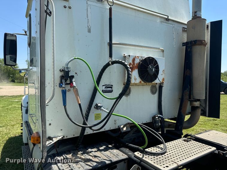 image for item EK1408 2003 International  9200i semi truck