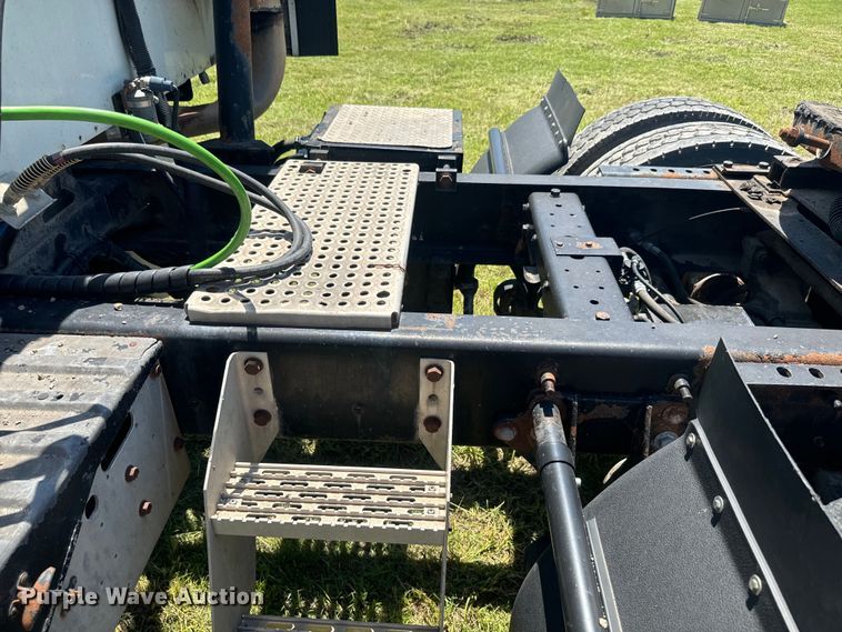 image for item EK1408 2003 International  9200i semi truck