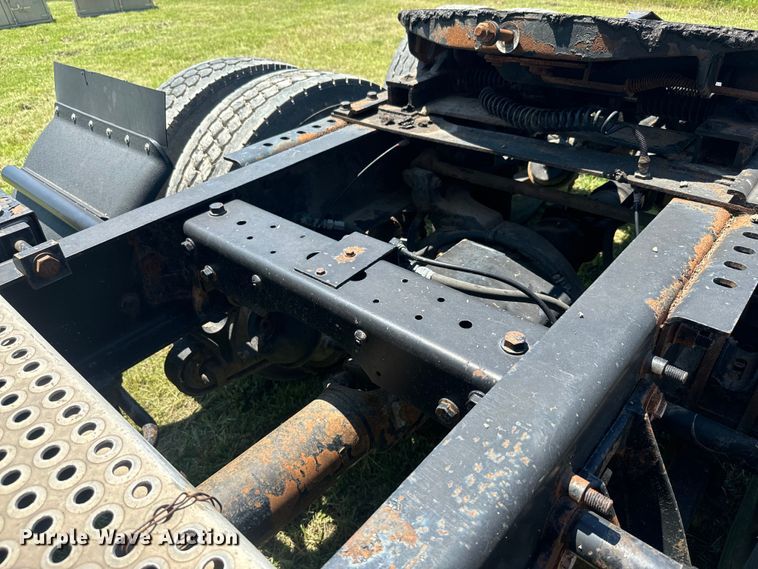 image for item EK1408 2003 International  9200i semi truck