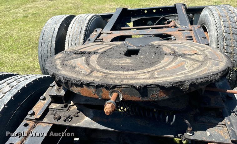 image for item EK1408 2003 International  9200i semi truck