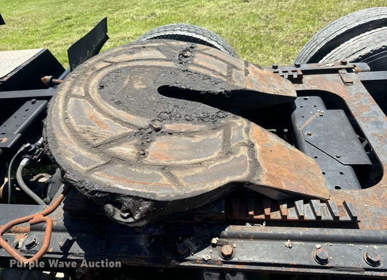 image for item EK1408 2003 International  9200i semi truck