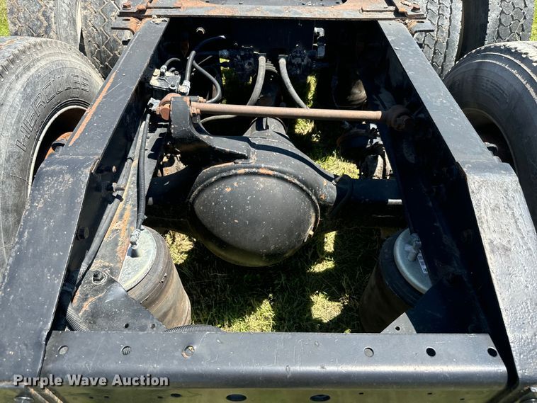 image for item EK1408 2003 International  9200i semi truck