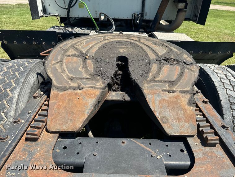 image for item EK1408 2003 International  9200i semi truck