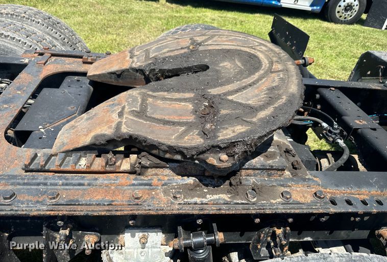 image for item EK1408 2003 International  9200i semi truck