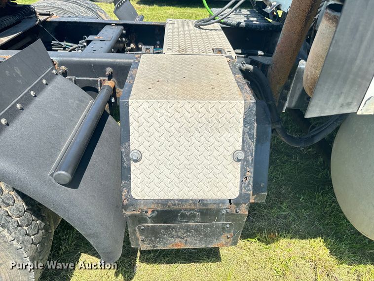 image for item EK1408 2003 International  9200i semi truck