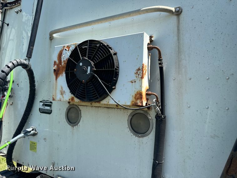 image for item EK1408 2003 International  9200i semi truck