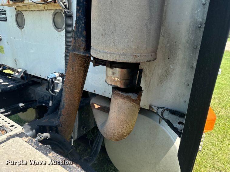 image for item EK1408 2003 International  9200i semi truck